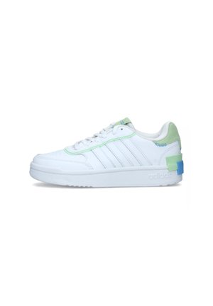 Sneaker bianco con tre strisce laterali, dettagli verdi e blu, tomaia in pelle liscia e suola testurizzata. Presenta una punta arrotondata e chiusura con lacci.