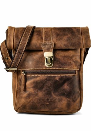 Bolso bandolera de cuero marrón con bolsillo delantero con cremallera, cierre de broche metálico y correa ajustable. Textura desgastada vintage visible.