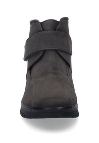 Grau Wildleder-Ankle Boots mit runder Zehenpartie, ausgestattet mit einem breiten Klettverschluss und einer strukturierten schwarzen Gummisohle.