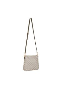 Beige crossbody taška s embosovaným vzorem, zlatými kovovými detaily a nastavitelným olivově zeleným popruhem. Hladký povrch, obdélníkový tvar.