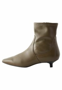Nilkkuri oliivinvihreää nahkaa, jossa on terävä kärki, kapea stiletto-korko ja sileä pinta, jossa on minimaalinen ommeltyyli.