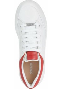 Tenisky Geox s bílým texturovaným koženým svrškem, červenými koženými detaily, kulatou špičkou a plochou bílou podešví s klasickým šněrováním.