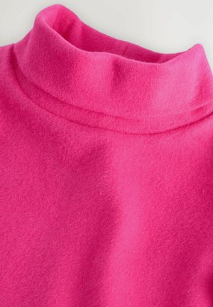 Fleece polotröja i livlig rosa färg, med en mjuk textur och hög krage, samt en slät yta och minimala sömnadsdetaljer.