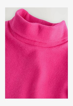 Maglione a collo alto in pile di un vivace rosa, caratterizzato da una morbida texture e un colletto alto, con una finitura liscia e dettagli di cucitura minimi.
