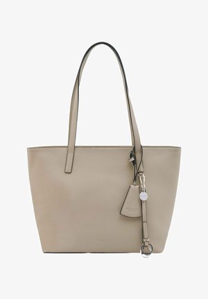 Sac cabas en cuir beige texturé avec de longues poignées, une petite pochette attachée et un porte-clés avec des anneaux métalliques et une étiquette ronde.