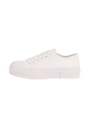 Sneaker bianca bassa con lacci frontali e suola spessa in gomma, mostrata di profilo su sfondo bianco.