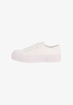 Sneaker bianca bassa con lacci frontali e suola spessa in gomma, mostrata di profilo su sfondo bianco.