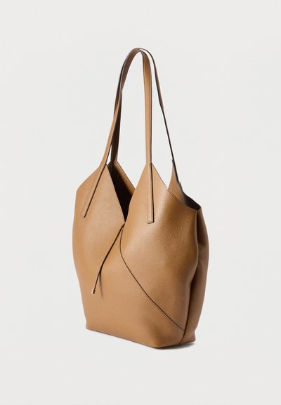 Καφέ τσάντα ώμου από δέρμα με υφή, με δύο μακριά λουριά ώμου και μια διακριτική διαγώνια ραφή στο μπροστινό μέρος.