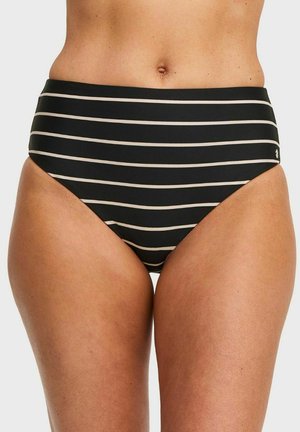 Vrouw die een zwarte bikinibroek met hoge taille en dunne horizontale witte strepen draagt, zichtbaar van de taille tot de bovenbenen.