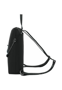 Mochila negra con una superficie de tela suave, forma rectangular y correas ajustables. Presenta un cierre lateral y un pequeño detalle de cadena.