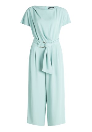 Jasnoniebieski kombinezon z szerokimi nogawkami, krótkimi rękawami, dekoltem w łódkę oraz materiałowym paskiem z ozdobną klamrą w talii.