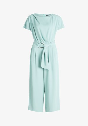 Világoskék, bőszárú overall rövid ujjal, hajónyakú kivágással és derékon díszes csattal ellátott textil övvel.