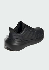 Scarpa sportiva nera con tomaia in pelle liscia, colletto imbottito e tre strisce tonali sui lati. Presenta un'ammortizzazione Cloudfoam nella suola.