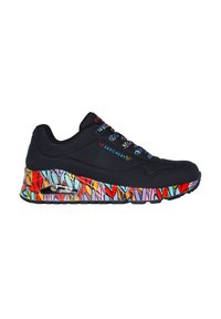 Zapatilla negra con patrones coloridos de corazones en la suela intermedia, que cuenta con una suela acolchada, detalles perforados y cordones decorativos.