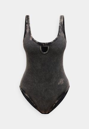 Tumehall triibuline üheosaline ujumistrikoo, millel on ümar kaelus ja väike keskmine lõikeauguga metallist klambri detail.