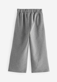 Grijze gestreepte culottes van zacht materiaal, met een elastische tailleband en een losse pasvorm. Verticale strepen voegen textuur en visuele interesse toe.