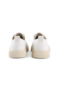 Sneakers bianche con tomaia in pelle liscia, suola in gomma beige e fodera in mesh testurizzata. Presentano una linguetta sul tallone per facilitarne l'indossamento.