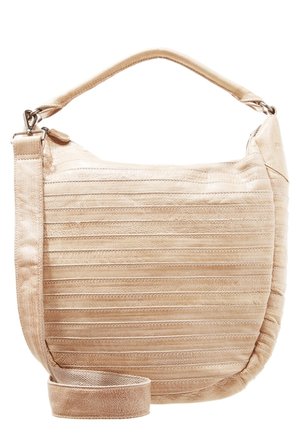 Sac à main en cuir beige avec bandes horizontales cousues, poignée courte et bandoulière longue amovible.