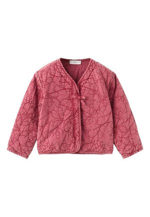 Chaqueta rosa acolchada de manga larga con costuras florales, escote en V y cierre frontal con lazo sobre fondo blanco liso.