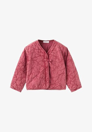 Giacca rosa trapuntata a maniche lunghe con cuciture floreali, scollo a V e chiusura frontale con nodo su sfondo bianco semplice.