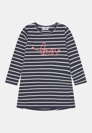 Marineblå og hvide stribede langærmede kjole med pink broderet tekst "love" tværs over brystet og rund halsudskæring.