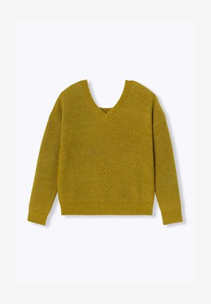 Pull en maille jaune moutarde avec un large col en V et des épaules tombantes. Texture côtelée sur l'ensemble, avec un motif vertical subtil.