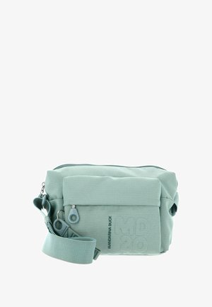 Sac bandoulière vert clair en tissu texturé, avec sangle réglable, fermeture éclair et poche avant ornée d'un logo.