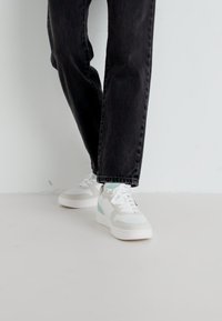 Levi's® DRIVE - Baskets basses - regular white