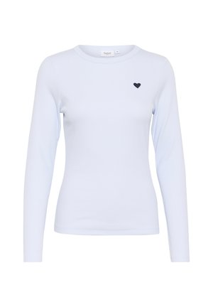 Jasnoniebieska bluzka z długim rękawem wykonana z materiału żebrowego. Posiada małe czarne logo serca na lewej piersi. Klasyczny krój z okrągłym dekoltem.