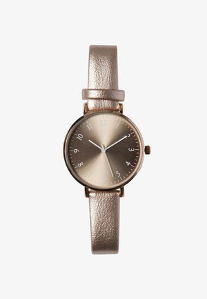 Reloj metálico dorado con esfera redonda que presenta una cara gris degradado, marcadores de hora blancos y una correa de cuero texturizada. Cierre de hebilla ajustable.