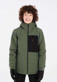 Veste étanche verte avec une poche poitrine noire, fermeture à zip, capuche réglable et poignets élastiques ; convient pour le temps froid.