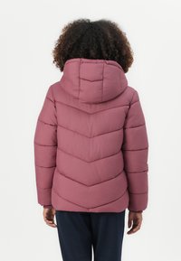 Polstret jakke i mauve med hætte og chevron-syninger. Den har ribbede manchetter og en let buet kant for en struktureret pasform.