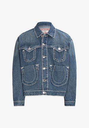 Kurtka dżinsowa w średnim odcieniu niebieskiego z białym przeszyciem. Posiada dwie kieszenie na piersi oraz dwie większe kieszenie z przodu. Klasyczny kołnierzyk i zapięcie na guziki.