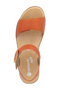 Sandale en cuir orange avec une large bride et un accent tissé. Comprend une semelle intérieure beige rembourrée et une semelle lisse et arrondie. Design léger.