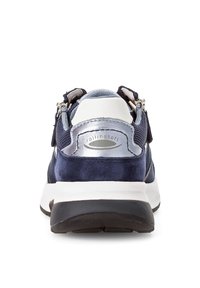 Marineblauwe sneaker met bovenwerk van suède en mesh, zilveren accenten, gevoerd kraagje en een chunky witte zool. Voorzien van logo op de hak en ritssluiting.