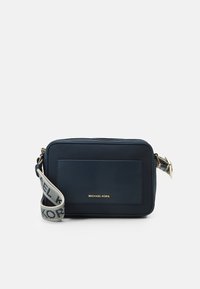 Mørkeblå crossbody taske med en glat tekstur, gulddetaljer og en mønstret rem. Har en frontlomme og logo-detalje. Firkantet form.