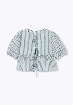 Blouse bleu clair à manches courtes avec des rayures grises verticales, encolure ronde, taille froncée et fermetures à nouer à l’avant au centre.