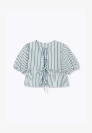 Blouse bleu clair à manches courtes avec des rayures grises verticales, encolure ronde, taille froncée et fermetures à nouer à l’avant au centre.