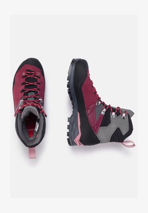 Scarpe da trekking alte in bordeaux e nero, con tomaia in rete e camoscio, occhielli metallici e suole in gomma resistenti con dettagli rosa.