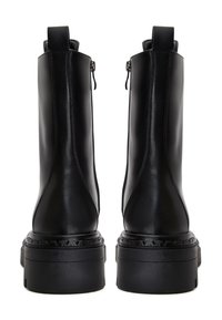 Zwarte leren enkellaarsjes met een gladde afwerking, voorzien van een chunky zool en een lus aan de achterkant. Ritssluiting aan de zijkanten voor gemakkelijke toegang.