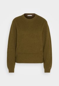 Olivově zelený žebrovaný pletený svetr s kulatým výstřihem, dlouhými rukávy a malým logem na dolní straně. Měkká textura a přiléhavý design.