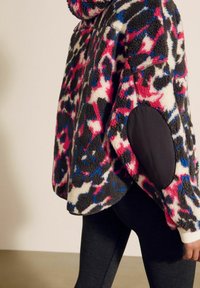 Fleece pullover met een meerkleurige abstracte luipaardprint, zwarte elleboogpatches en een capuchon. Zachte textuur met een ontspannen pasvorm.