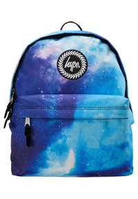 Repun harmaa ja violetti galaksikuvioinen reppu, kangasmateriaali, pyöreä muoto, etupuolen vetoketjullinen tasku, logo-äni päällä, mustat yksityiskohdat.