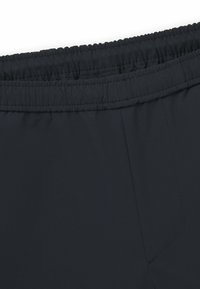 Juodas elastingas juosmuo su surinkta medžiaga. Lygi tekstūra, elastingas audinys ir šoninis kišenės detalė. Tinkamas kasdieniam dėvėjimui.