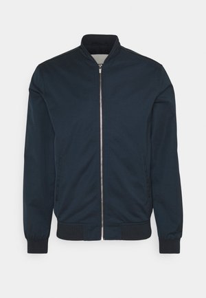 Marineblaue Bomberjacke aus leichtem Stoff; mit hohem Kragen, frontalem Reißverschluss und gerippten Bündchen und Saum.