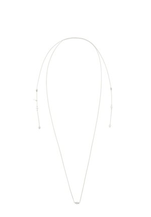 Collier délicat en chaîne argentée avec extrémités réglables et petits détails de perles, présenté sur un fond blanc.