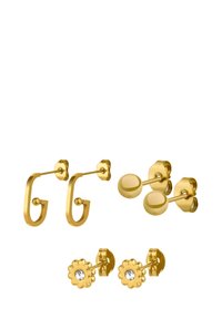 Drei Paare goldener Ohrringe: ein Paar mit gebogenem Hufeisen-Design, ein Paar mit runden Stecker und ein Paar mit blütenförmigen Designs und einem Kristall in der Mitte.