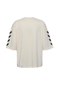 Crème-kleurige oversized t-shirt met korte mouwen, met zwarte diagonale streepaccenten op beide mouwen. Glad, zacht stof.