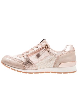 Damen-Sneaker aus Roségold mit strukturierten Paneelen, seitlichem Reißverschluss, Schnürung vorne und weißer Gummisohle.