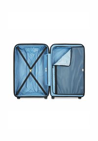 Maleta azul con tapa con cremallera, acentos negros y un interior forrado. Cuenta con correas cruzadas y un bolsillo de malla lateral para organización.